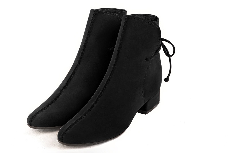 Matt black women's ankle boots with laces at the back. Round toe. Low block heels. Front view - Florence KOOIJMAN